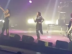 Ebony dewasa wanita sepatu hak tinggi sepatu bot en vogue berpegang pada hidup