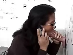 Gloryhole di toilet untuk cewek Asia