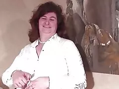 Nenek-nenek tua yang besar dengan vagina berbulu