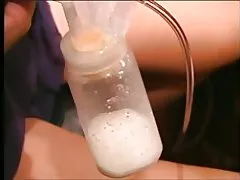 Seksi berambut panjang latina ganda pompa susu dari payudaranya bengkak