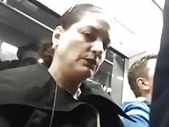 Wanita dewasa suka tonjolan. Dia tidak bisa berhenti mencari