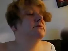 Dewasa dengan payudara besar alami sucks dan menelan