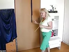 Oldnanny gemuk dewasa dengan lama dewasa bermain dengan vaginanya